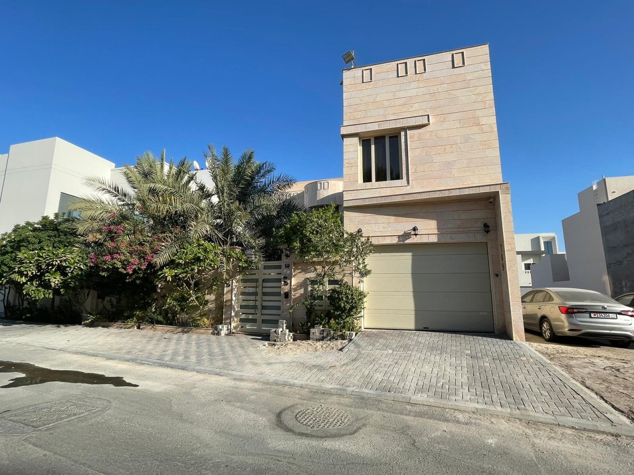 property 724 image 0