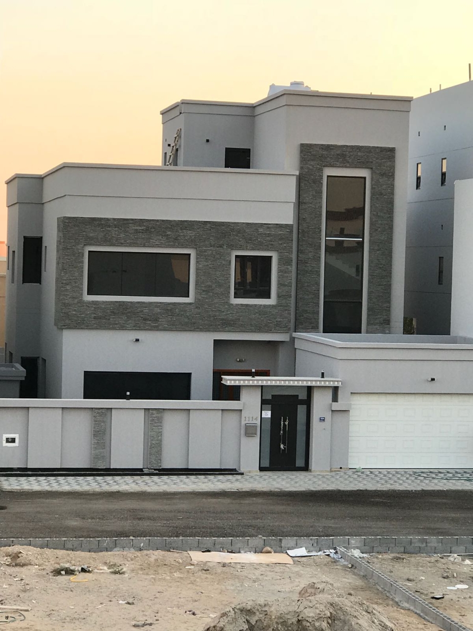 property 810 image 0